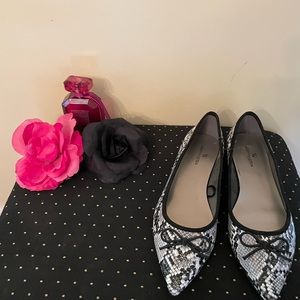Great pair of designer snake skin print Worthington flats 7 1/2
